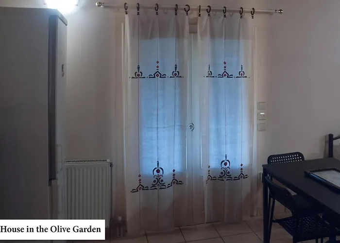 House In The Olive Garden Apartmán *