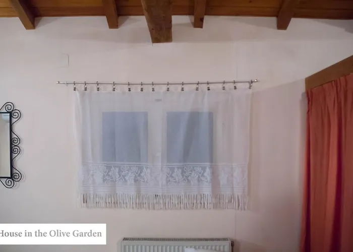 House In The Olive Garden Apartmán *