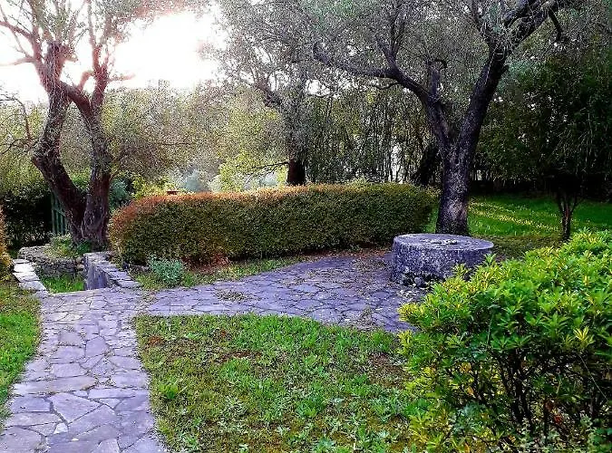 House In The Olive Garden Apartmán